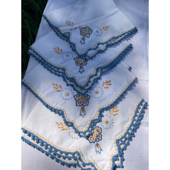 Vintage 1950s Cotton Card Table Tablecloth Napkin set Embroidery Floral - Picture 16 of 16